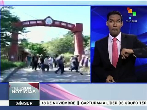 México: marchan normalistas de Ayotzinapa contra represión policial