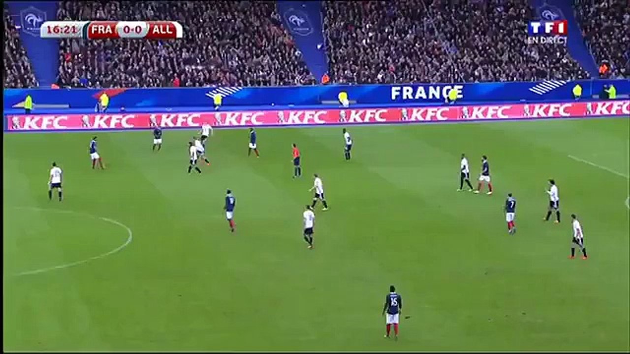 Explosion qui rententie pendant le match (Fusillades à Paris)