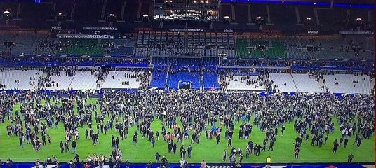 Stade de France'da silah sesleri... Seyirciler canlarını kurtarmak sahaya girdi