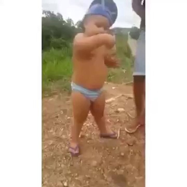 Когда даешь телефон младшему брату