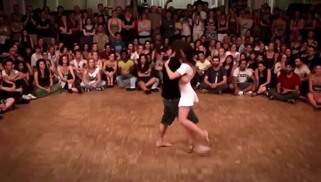 Он пригласил эту девушку на танцевальную площадку. То, что она выдала, — просто