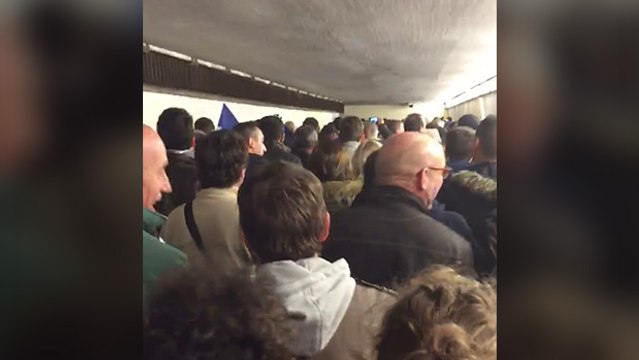 Des supporters chantent la Marseillaise pendant l’évacuation au Stade de France