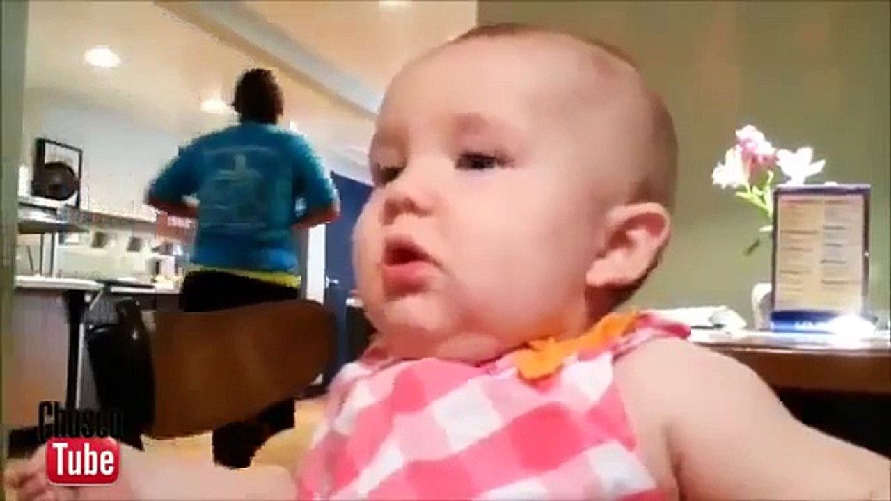 La réaction des enfants à un citron. Les visages des enfants drôles tout en mangeant un citron