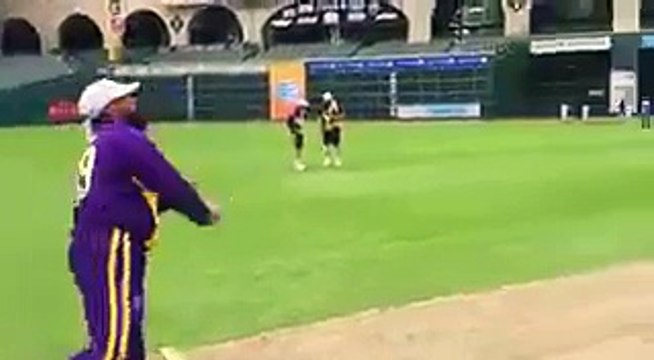 Wasim Akram taking Shoaib Akhter class in Practise