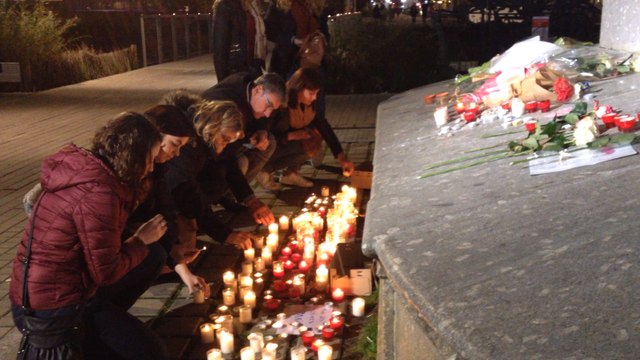 Des signes de solidarité place Napoléon