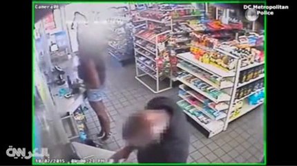 شاهد كاميرات المراقبة ترصد امرأتين تتحرشان برجل داخل متجر