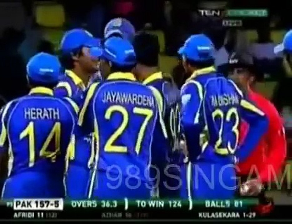 Nuwan Kulasekara broke the stump into half SL vs PAK 2012_06_9 2nd ODI