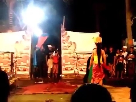 DIRTY BALI DANCE | Fenomenal Bungbung Bali Traditional Dance - INSANE DANCE
