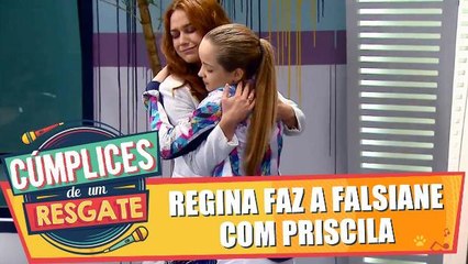 Regina faz a falsiane com Priscila