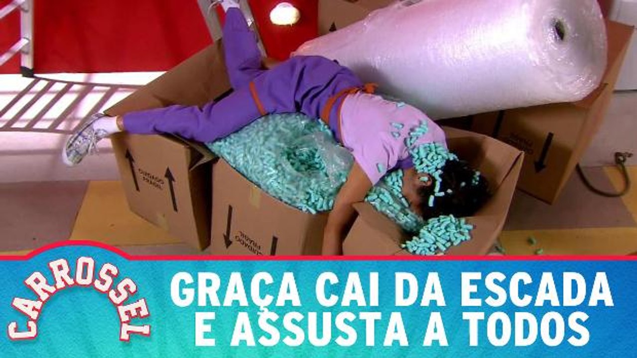 Graça cai da escada e assusta a todos