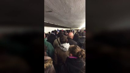 Des supporters chantent la Marseillaise pendant l’évacuation au Stade de France