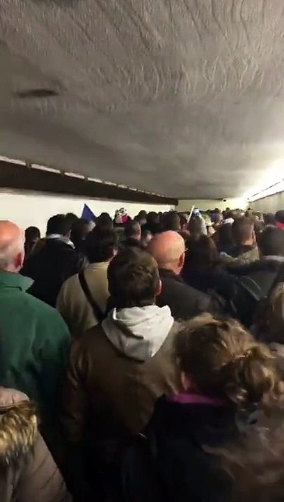 Le public chante la Marseillaise lors de l'évacuation du stade de France