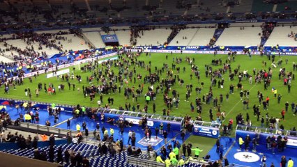 13 novembre : la foule envahit la pelouse du Stade de France
