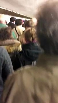 Les supporters chantent la Marseillaise en évacuant le Stade de France