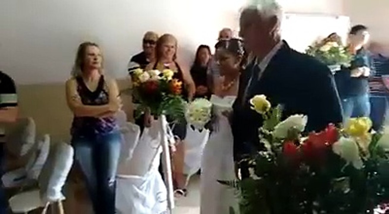 Que decepção para a noiva, com um musico deste.