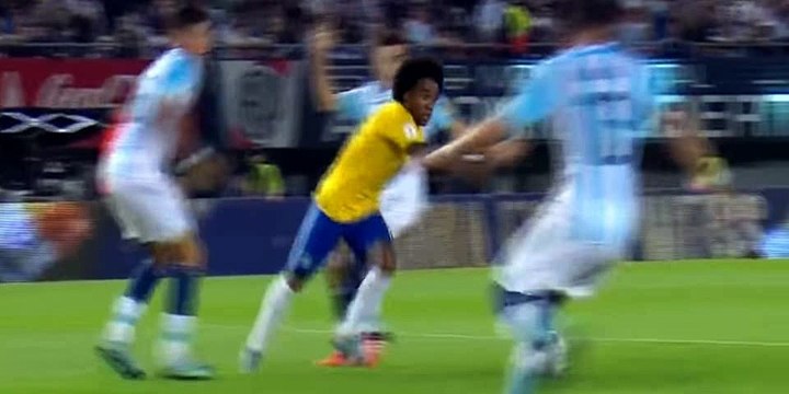 Willian Fantastic Elastico skill Argentina vs Brazil 2015