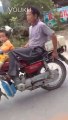 Un gamin de 2 ans conduit une moto