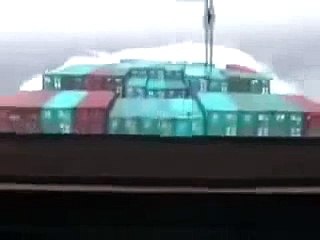 Yük gemisi dev dalgalarla Mücadele ediyor