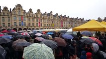 Arras: recueillement au pied du beffroi pour les victimes des attentats de Paris