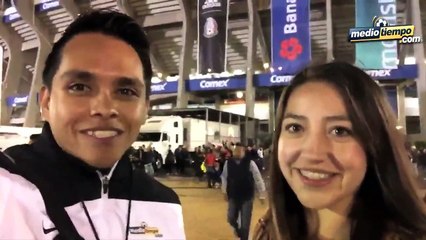 Aficionados salen contentos del Estadio Azteca