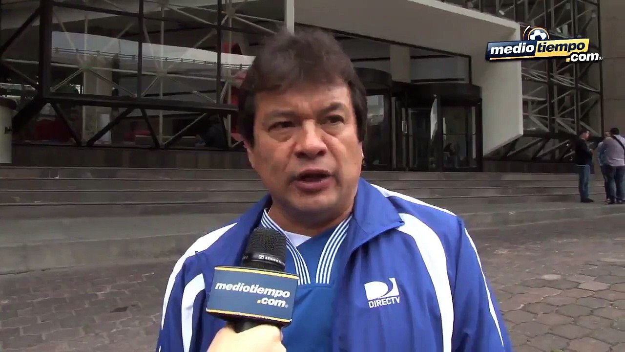Salvadoreños, alegres por visita de aficionados
