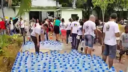 Moradores de Governador Valadares fazem fila para receber água