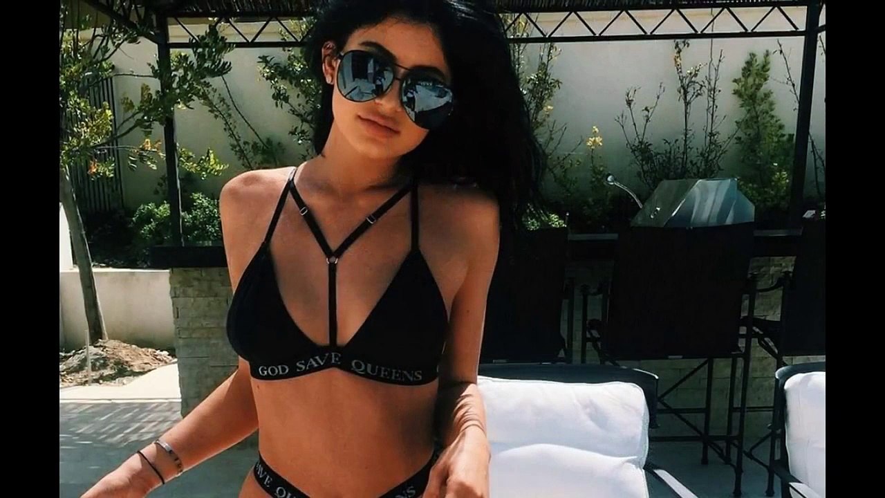 [HOT] KYLIE JENNER in Bikini at a Pool