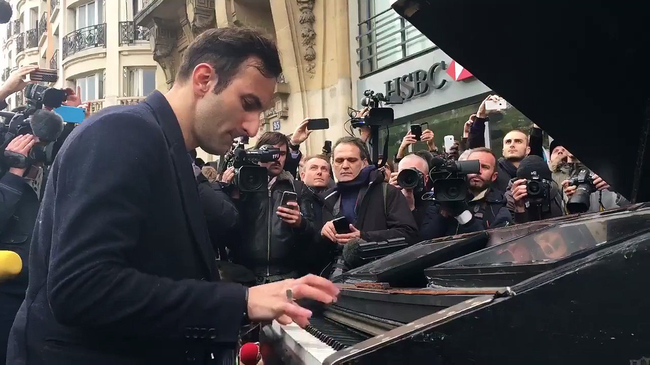 Hommage au piano devant le Bataclan - Attentats à Paris