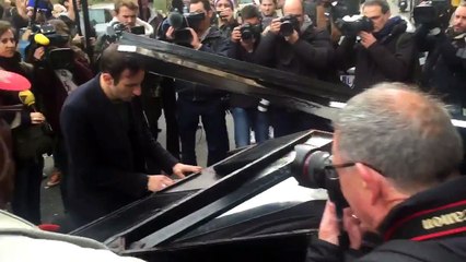 Un Inconnu reprend 'Imagine' au Piano devant le Bataclan en Hommage aux Victimes