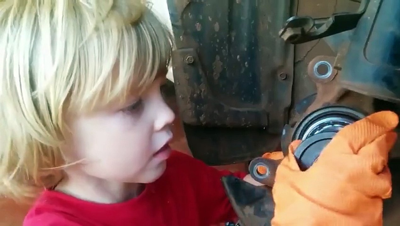 5-летний мальчик меняет подшипник ступицы колеса