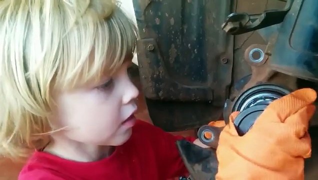 5-летний мальчик меняет подшипник ступицы колеса