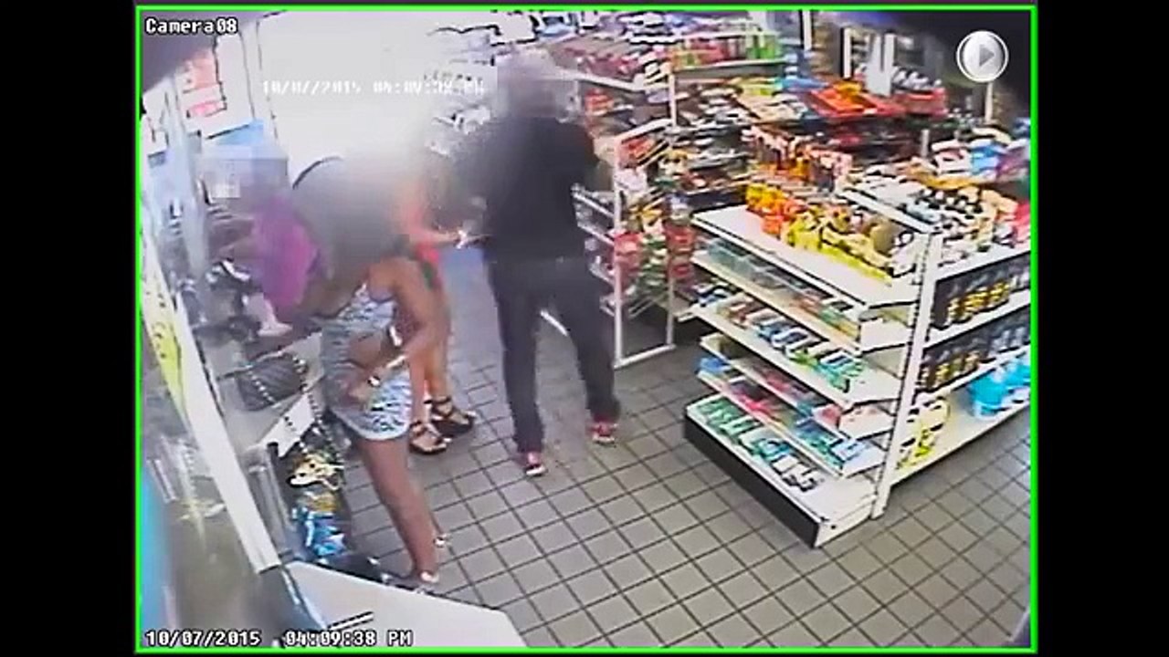 Capturan en video como dos mujeres abusan de un hombre en una estación de gasolina