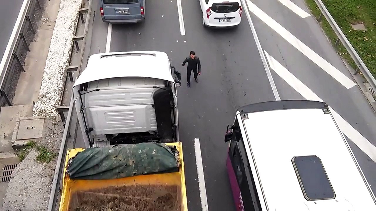 Un distribuidor de volante arriesga su vida en plena carretera