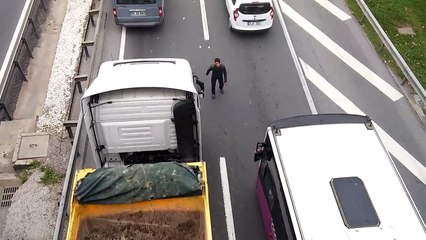 Un distribuidor de volante arriesga su vida en plena carretera