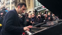 Hommage au piano devant le Bataclan - Attentats à Paris