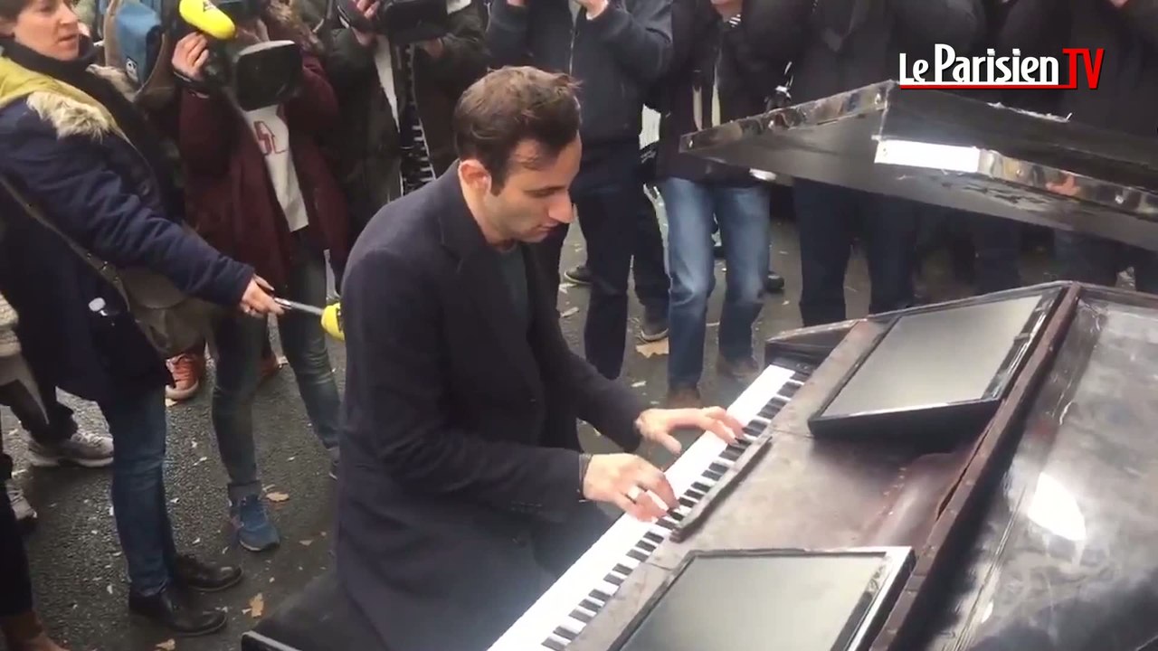 Attentats à Paris : il joue "Imagine" au piano devant le Bataclan