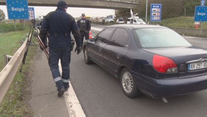 La police française contrôle les véhicules à la frontière avec la Belgique