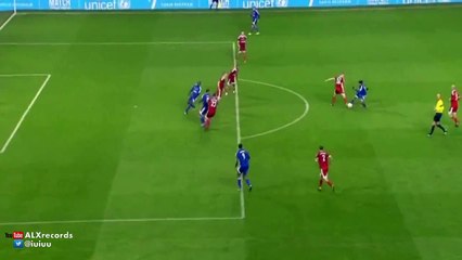 Ronaldinho Fantastic no look pass