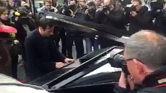 Hommage: Cet homme joue 'Imagine' de John Lennon devant le Bataclan.