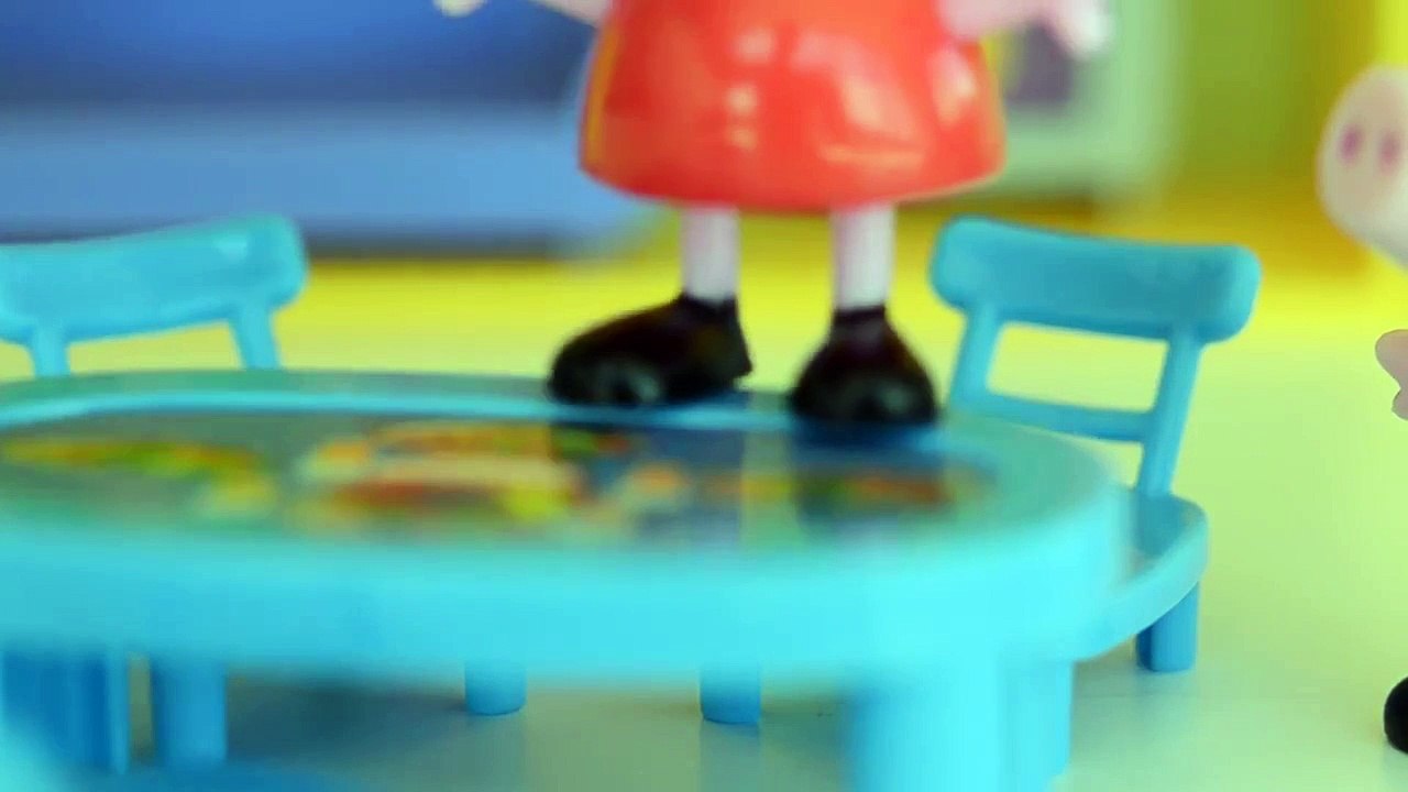 pig Pig George da Familia Peppa Pig fazendo tudo por Um Bandeide!!! Em Portugues Disneytoptoys