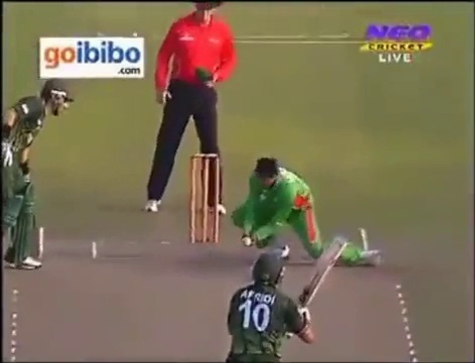 Most funniest Dismissal in Cricket history - Shahid Afridi Wicket - 11 March 2012