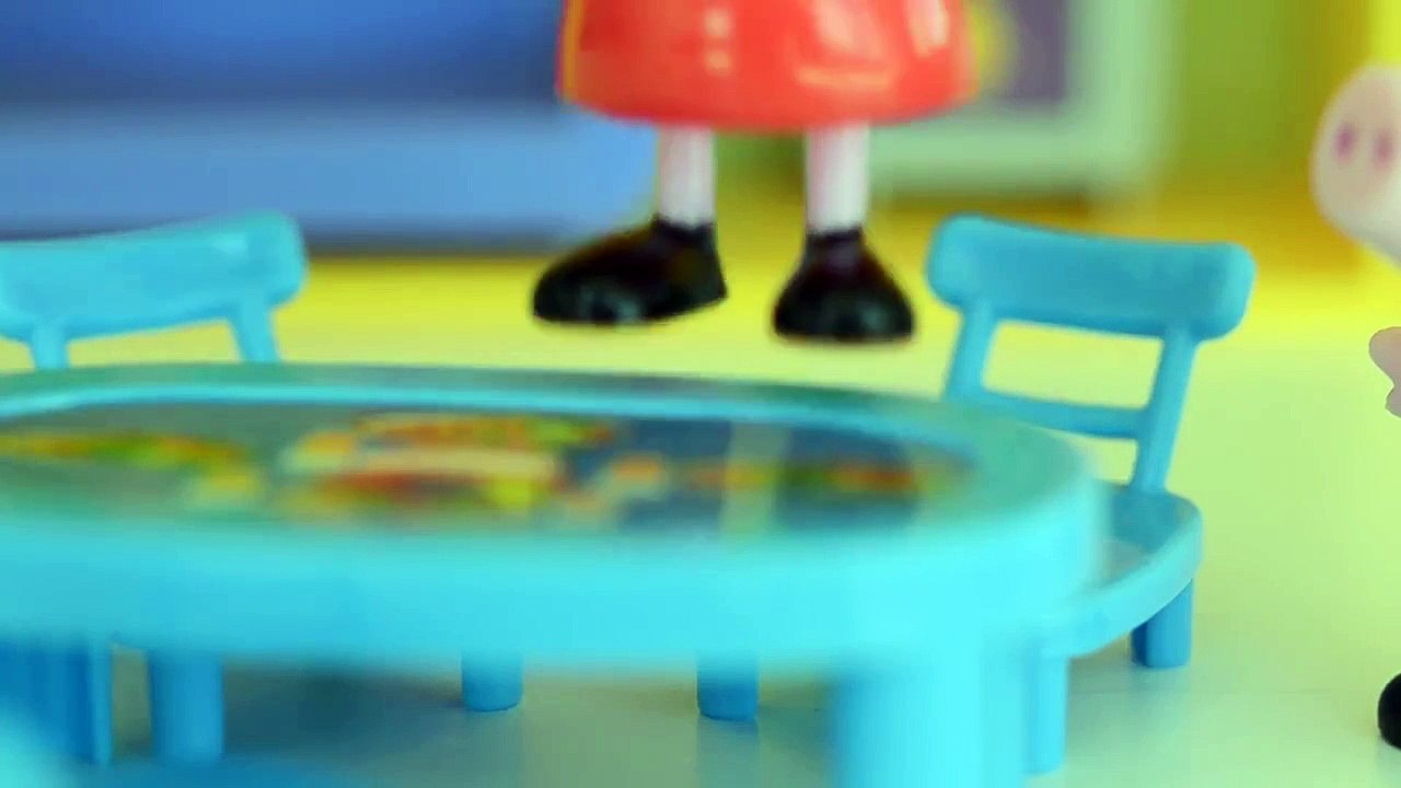 pepe Pig George da Familia Peppa Pig fazendo tudo por Um Bandeide!!! Em Portugues Disneytoptoys