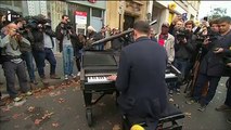 Attentats de Paris : un pianiste rend hommage aux victimes