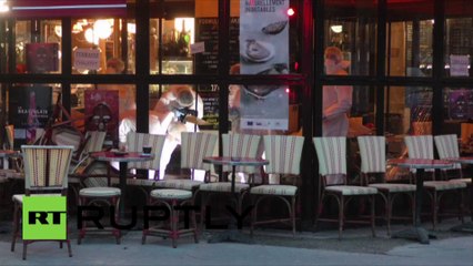 Les experts de médecine légale inspectent le corps d’un des terroristes qui s’est fait exploser devant le café Comptoir