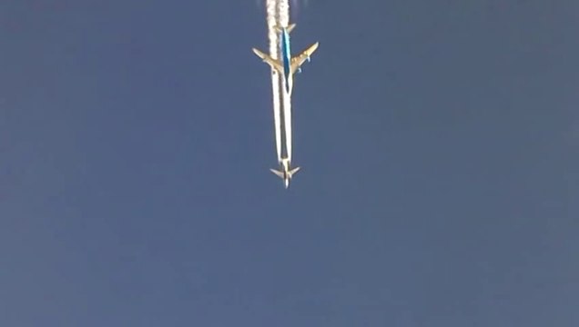 Airplane race : Boeing 747 overtaking a Boeing 737 over Bagdad
