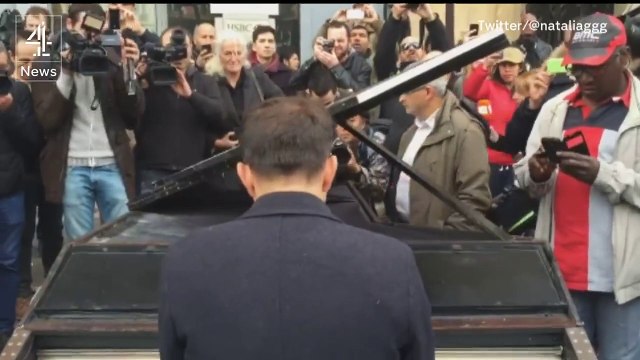 Un pianiste joue Imagine devant le bataclan après les attentats