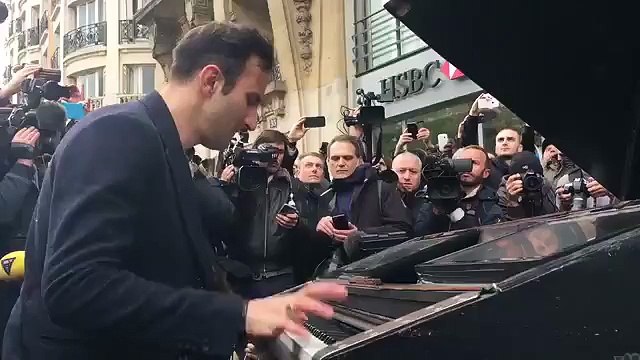 Un homme joue du piano devant le bataclan à Paris
