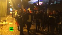 Un instant émouvant de solidarité : des supporters chantant la Marseillaise lors de l'évacuation