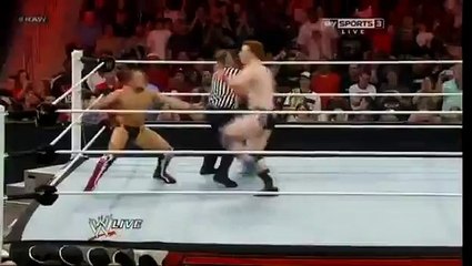 Kane Chokeslams Sheamus (HQ)