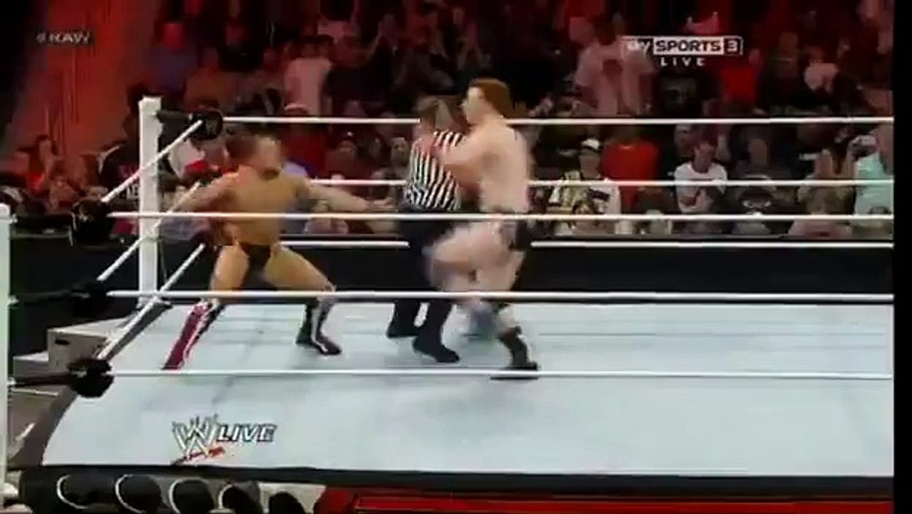 Kane Chokeslams Sheamus (HQ)